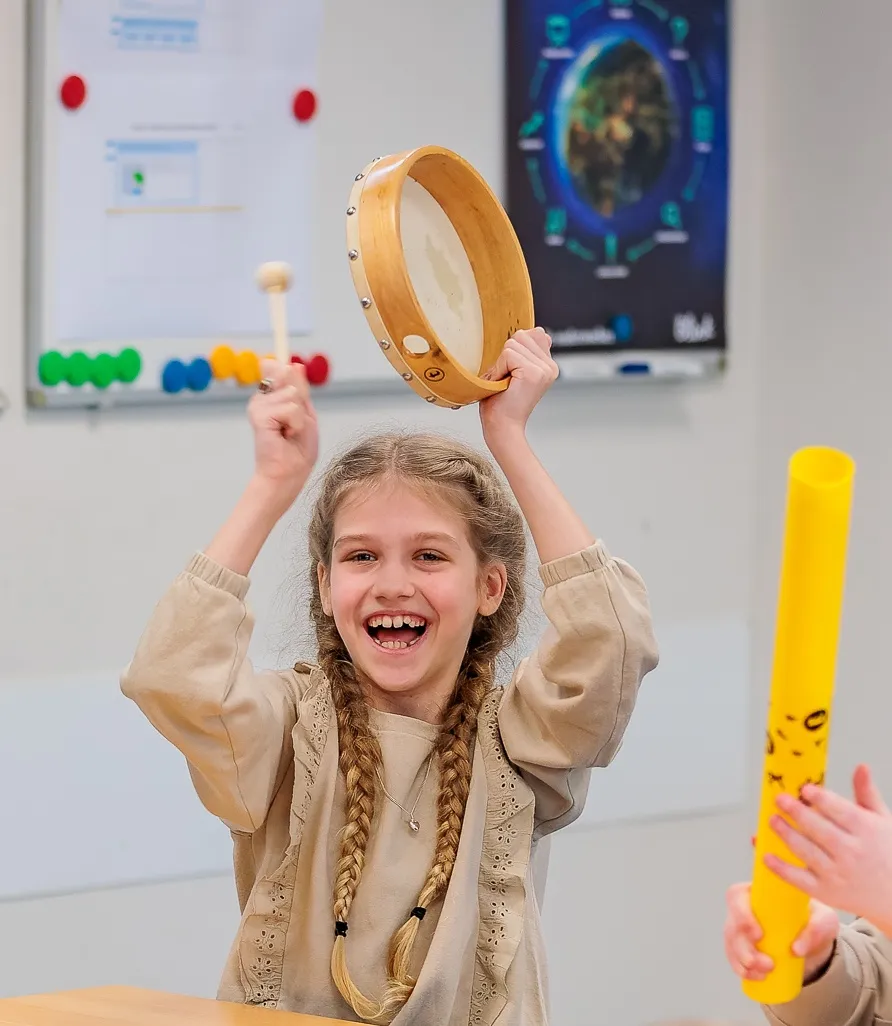 De Muziekbeleving voor scholen. Kind dat muziek maakt