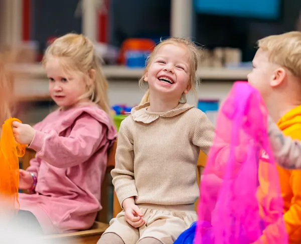 Zingen is natuurlijk leuk, maar het draagt ook bij aan de ontwikkeling van kinderen. Ze leren luisteren naar zichzelf, oefenen met ademhaling en stemgebruik en ervaren hoe het is om iets nieuws te proberen. Door regelmatig te oefenen ontdekken ze bovendien dat iets steeds beter lukt.  Daarom bieden we buiten schooltijd zangles aan voor kinderen van 8 tot 12 jaar. Niet omdat ieder kind een professionele zanger hoeft te worden, maar omdat muziek plezier geeft, zelfvertrouwen kan versterken en kinderen helpt zich op hun eigen manier te ontwikkelen.