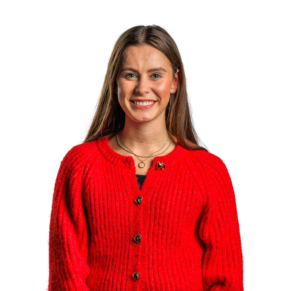 De lessen worden gegeven door Romee. Zij zorgt voor een rustige en gezellige sfeer waarin kinderen zichzelf kunnen zijn en stap voor stap kunnen ontdekken wat hun stem kan.  Je kind kan kiezen voor:  Privéles: persoonlijke aandacht en een les die helemaal aansluit bij de ontwikkeling en interesses van je kind. Duo-les: samen zingen met een vriendje, vriendinnetje, broer of zus. Dat kan extra gezellig zijn en sommige kinderen vinden het prettig om samen te leren.