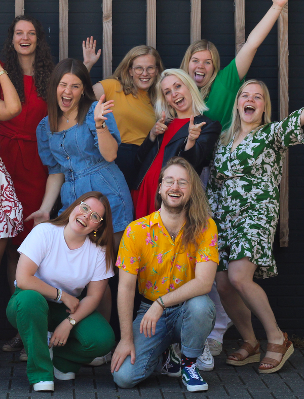 De lessen vinden plaats in onze zangstudio op kantoor. Bij aankomst kunnen ouders en kinderen plaatsnemen in de wachtruimte. Romee komt je kind daar ophalen.  Iedere les begint met even bijpraten en rustig inzingen. Daarna gaan jullie aan de slag met muziek die je kind zelf leuk vindt. Een liedje van een favoriete artiest leren, oefenen met een bepaalde zangtechniek of ontdekken wat de stem allemaal kan: er is ruimte voor verschillende interesses en niveaus.  De lessen duren 30 minuten. Ze zijn praktisch, speels en gericht op plezier. We vinden het belangrijk dat kinderen zich veilig voelen om te oefenen, fouten te maken en nieuwe dingen uit te proberen.